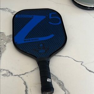 Pickle ball paddle onix wide body